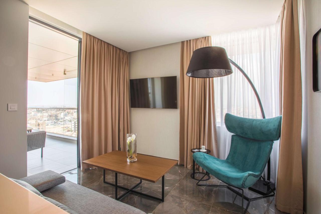 Radisson Blu Hotel, מלון לרנקה